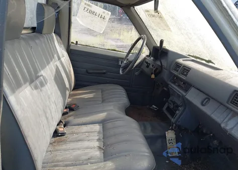 1987 Toyota Pickup 1/2 Ton Rn50 z USA, uszkodzony, nr VIN JT4RN50R4H0272812